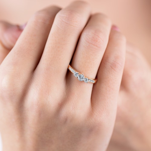 Pierścionek zaręczynowy Dream: złoty, biały szafir